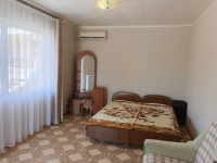 Гостевой дом «Уютный дворик» - номер Просторный семейный номер с большим балконом. фото